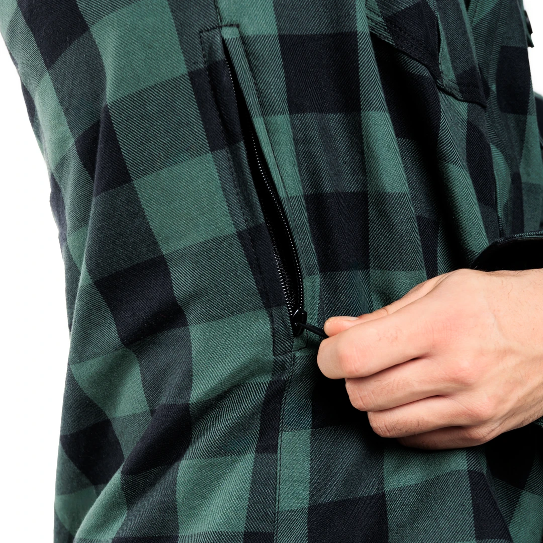 Alfa Thrust Casper Steel Green – koszula motocyklowa, zbliżenie na zielono-czarną kratę i materiał flanelowy.