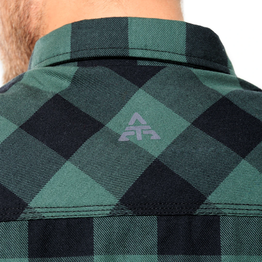Alfa Thrust Casper Steel Green – koszula motocyklowa, zbliżenie na kołnierzyk i zielono-czarną kratę flanelową.