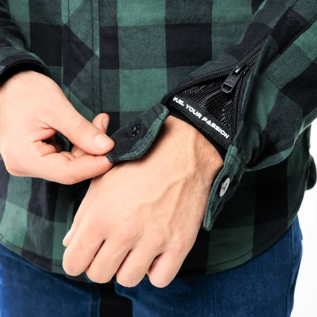 Alfa Thrust Casper Steel Green – koszula motocyklowa, zbliżenie na mankiet zielonej koszuli flanelowej w kratę.