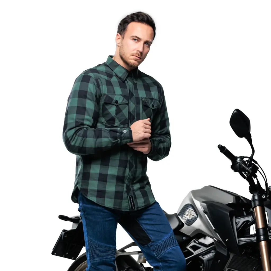 Alfa Thrust Casper Steel Green – koszula motocyklowa, mężczyzna w zielonej flaneli siedzący na motocyklu.