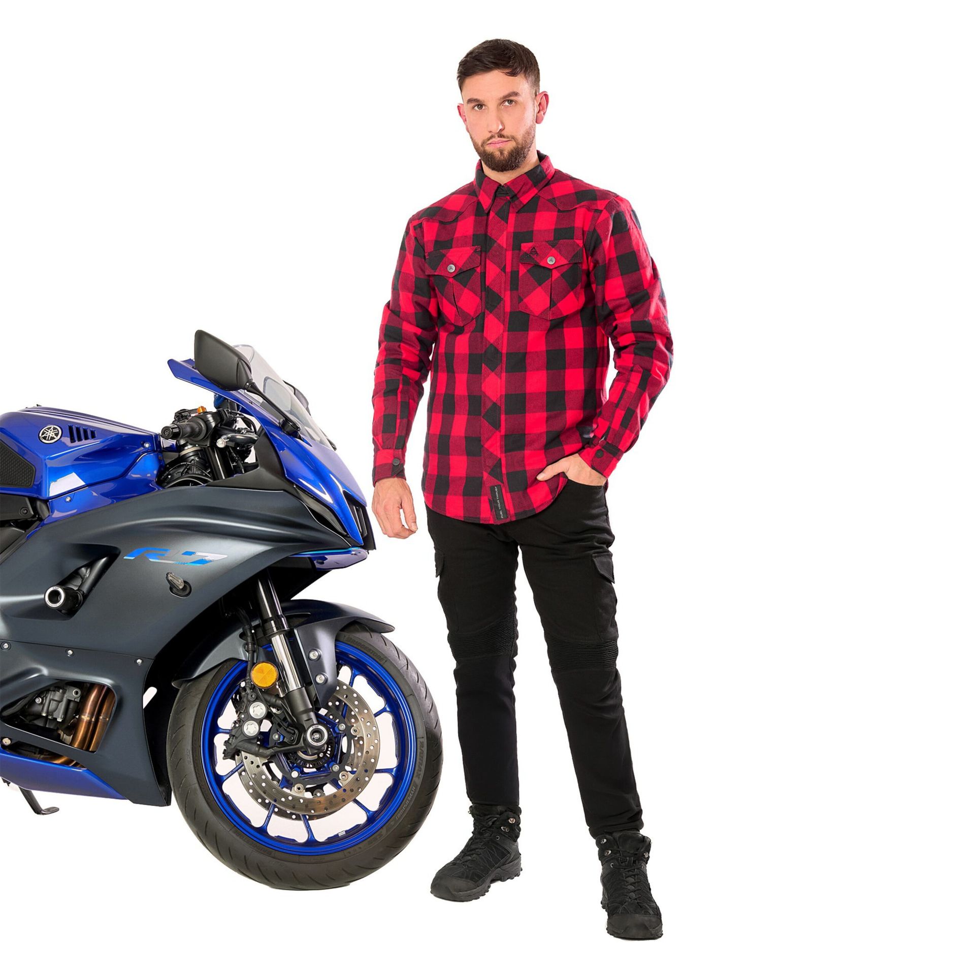 Alfa Thrust Casper Steel Red – koszula motocyklowa, czerwona flanela w kratę, motocyklista obok niebieskiego motocykla.