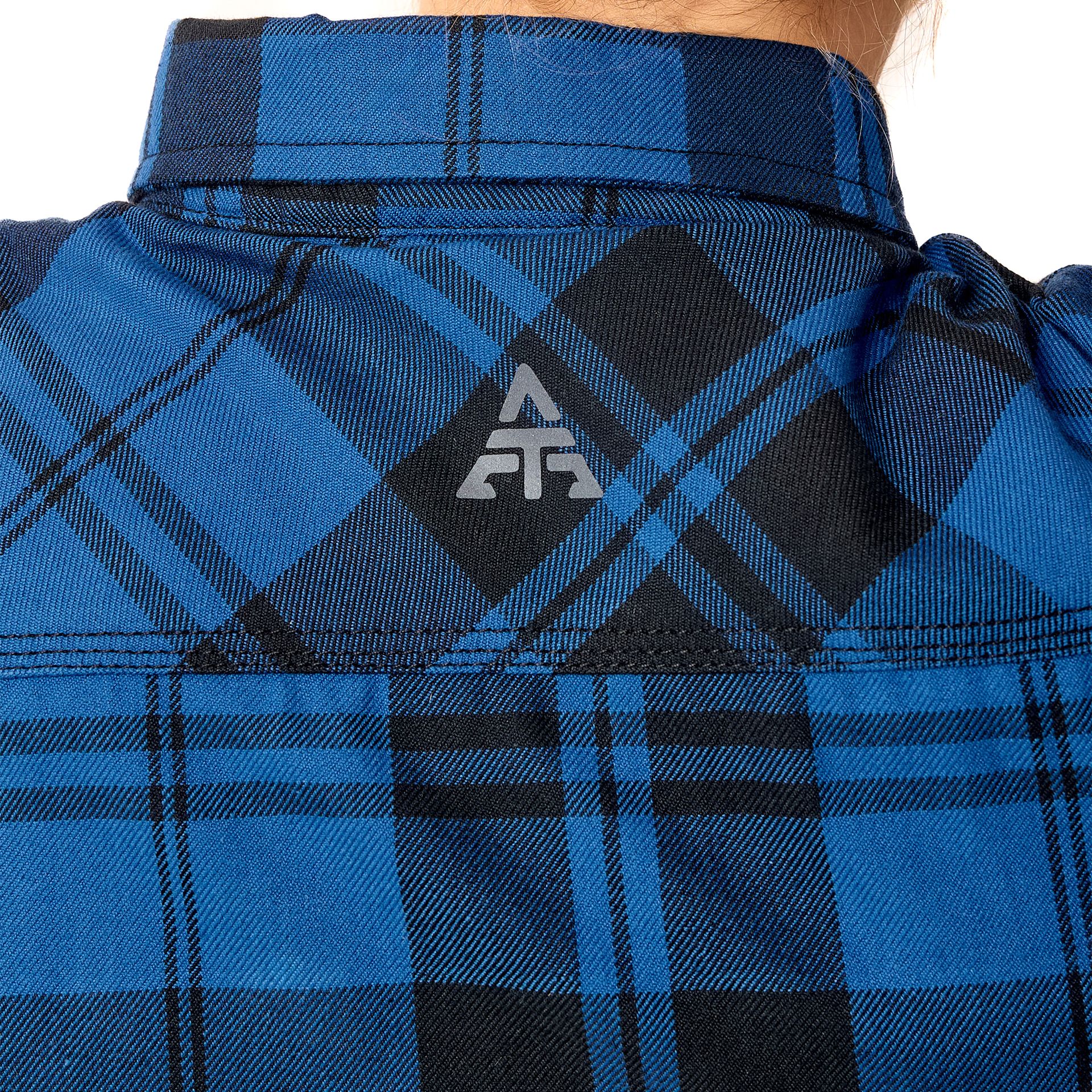 Alfa Thrust Laura Vixen – koszula motocyklowa, zbliżenie na niebieską flanelę w kratę z logo na karku.