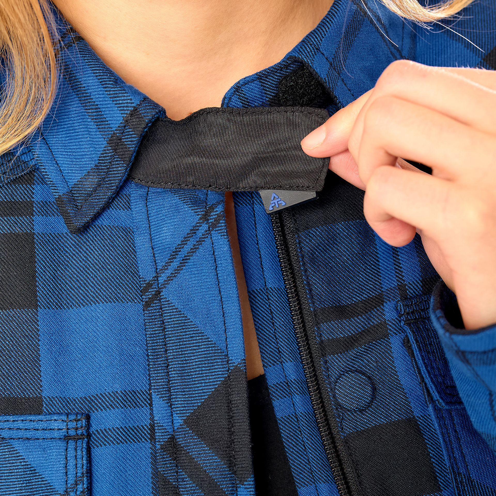 Alfa Thrust Laura Vixen – koszula motocyklowa damska, niebieska flanela ochronna w kratę, zbliżenie na kołnierzyk.