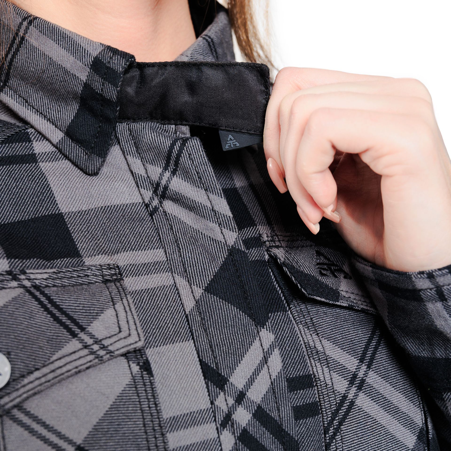 Alfa Thrust Laura Vixen – koszula motocyklowa, zbliżenie na kołnierzyk i szaro-czarną kratę flanelowej koszuli damskiej