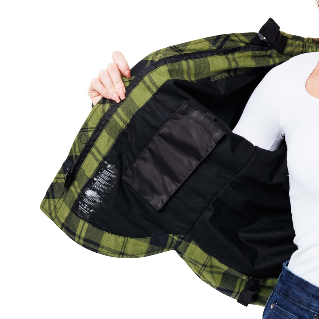 Alfa Thrust Laura Vixen – koszula motocyklowa damska, widok na czarną podszewkę ochronną wewnątrz zielonej flaneli.