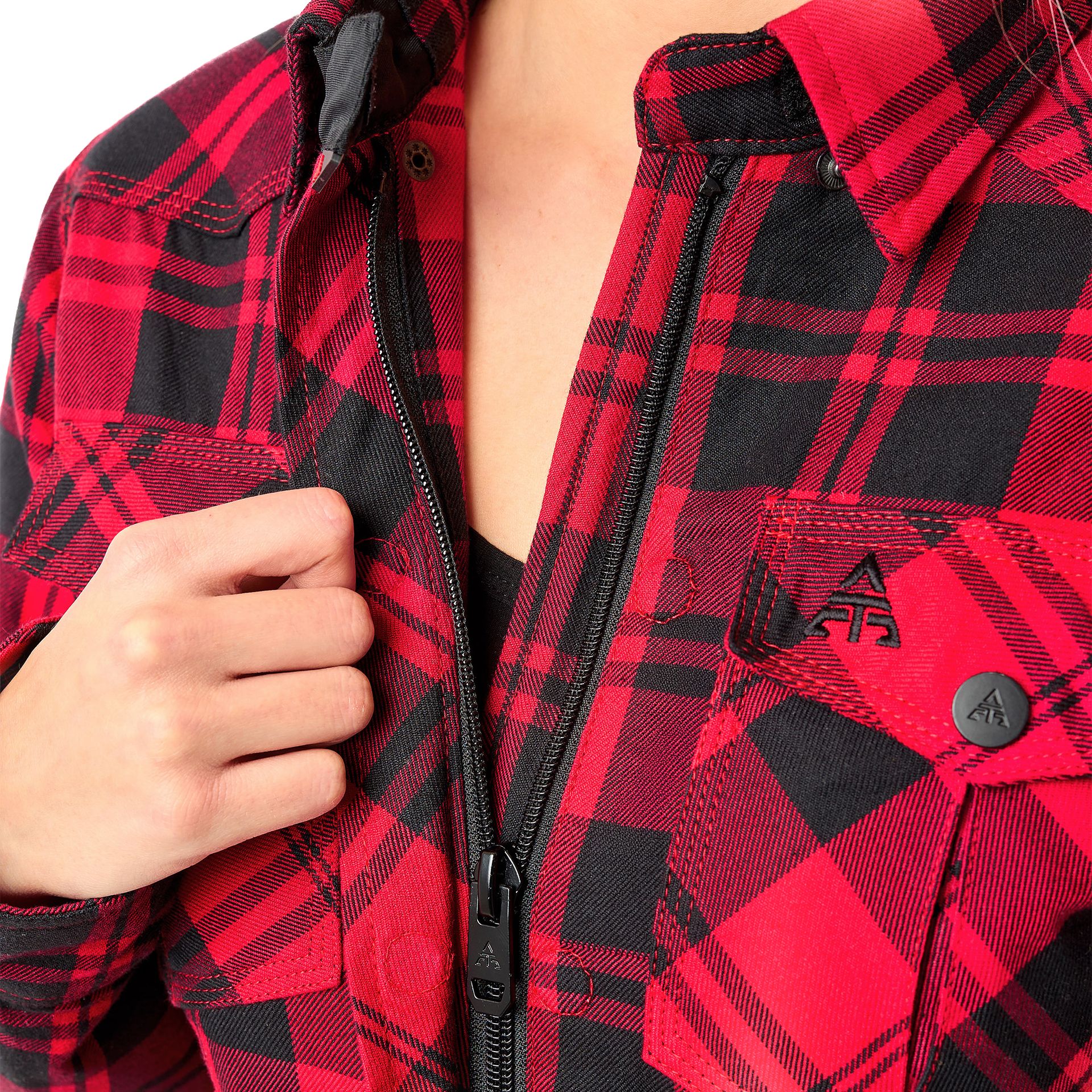 Alfa Thrust Laura Vixen – koszula motocyklowa, zbliżenie na czerwono-czarny materiał flanelowy i mankiet rękawa.