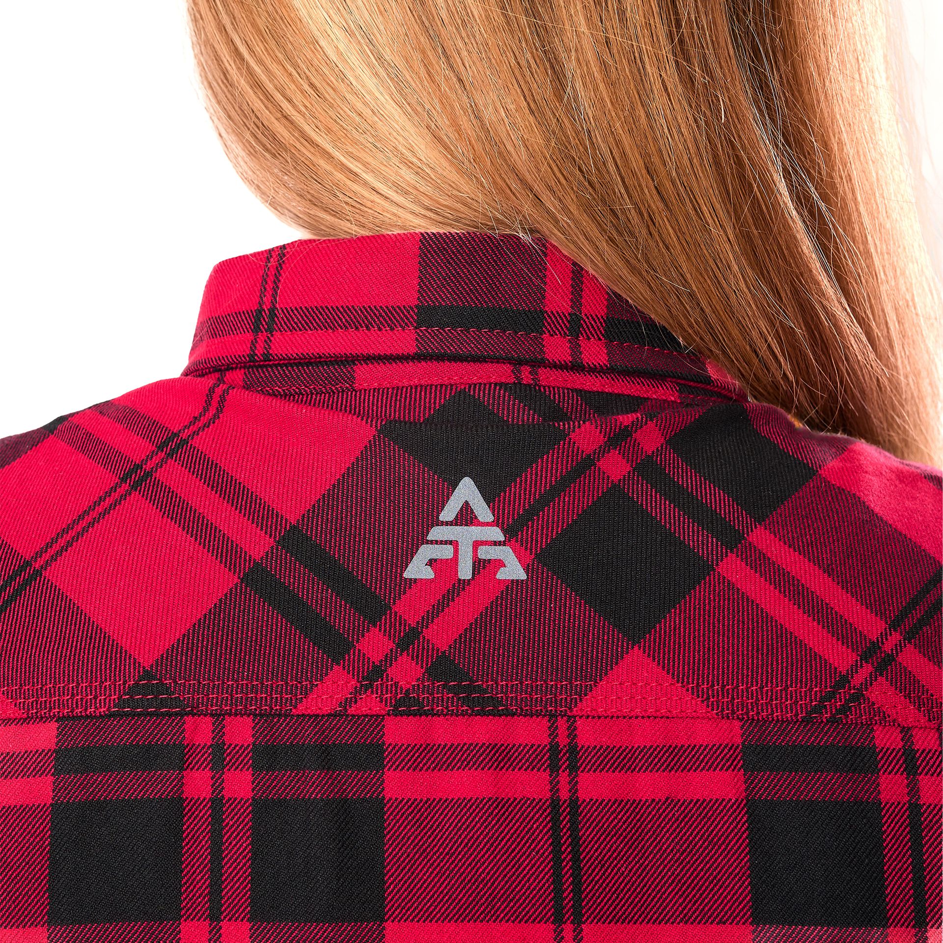 Alfa Thrust Laura Vixen – koszula motocyklowa, zbliżenie na logo na plecach czerwonej koszuli flanelowej w kratę.