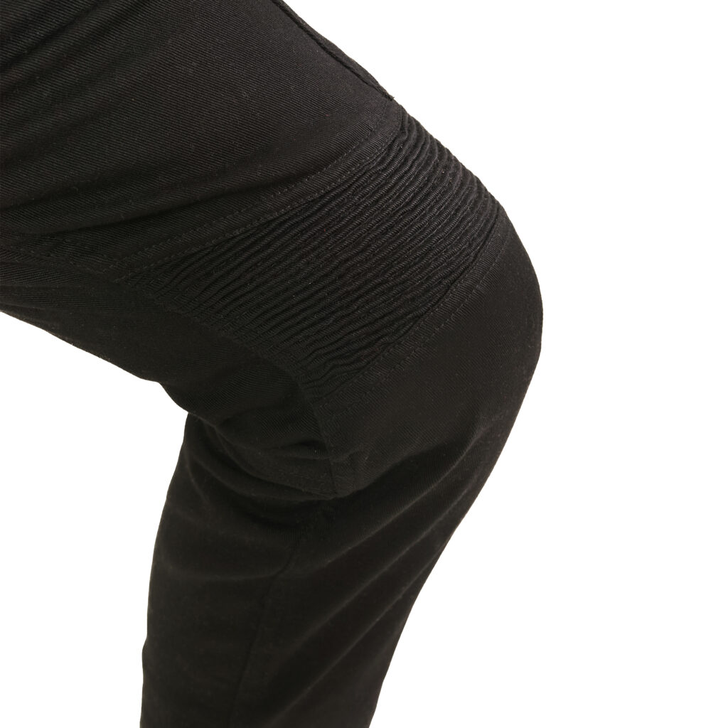 Onyx Phantom – spodnie motocyklowe, zbliżenie na czarny materiał jeansowy na zgięciu kolana.