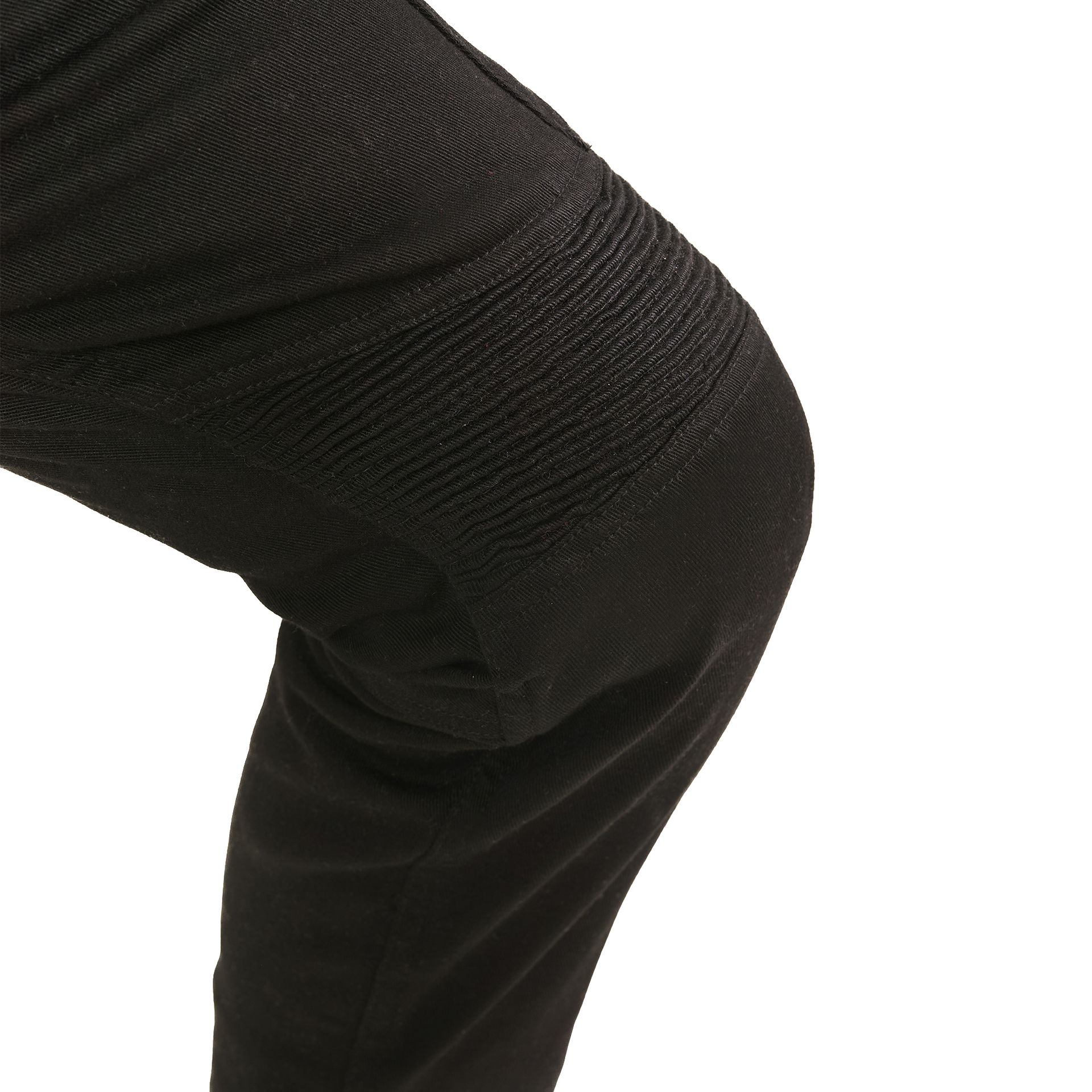Onyx Phantom – spodnie motocyklowe, zbliżenie na czarny materiał jeansowy na zgięciu kolana.