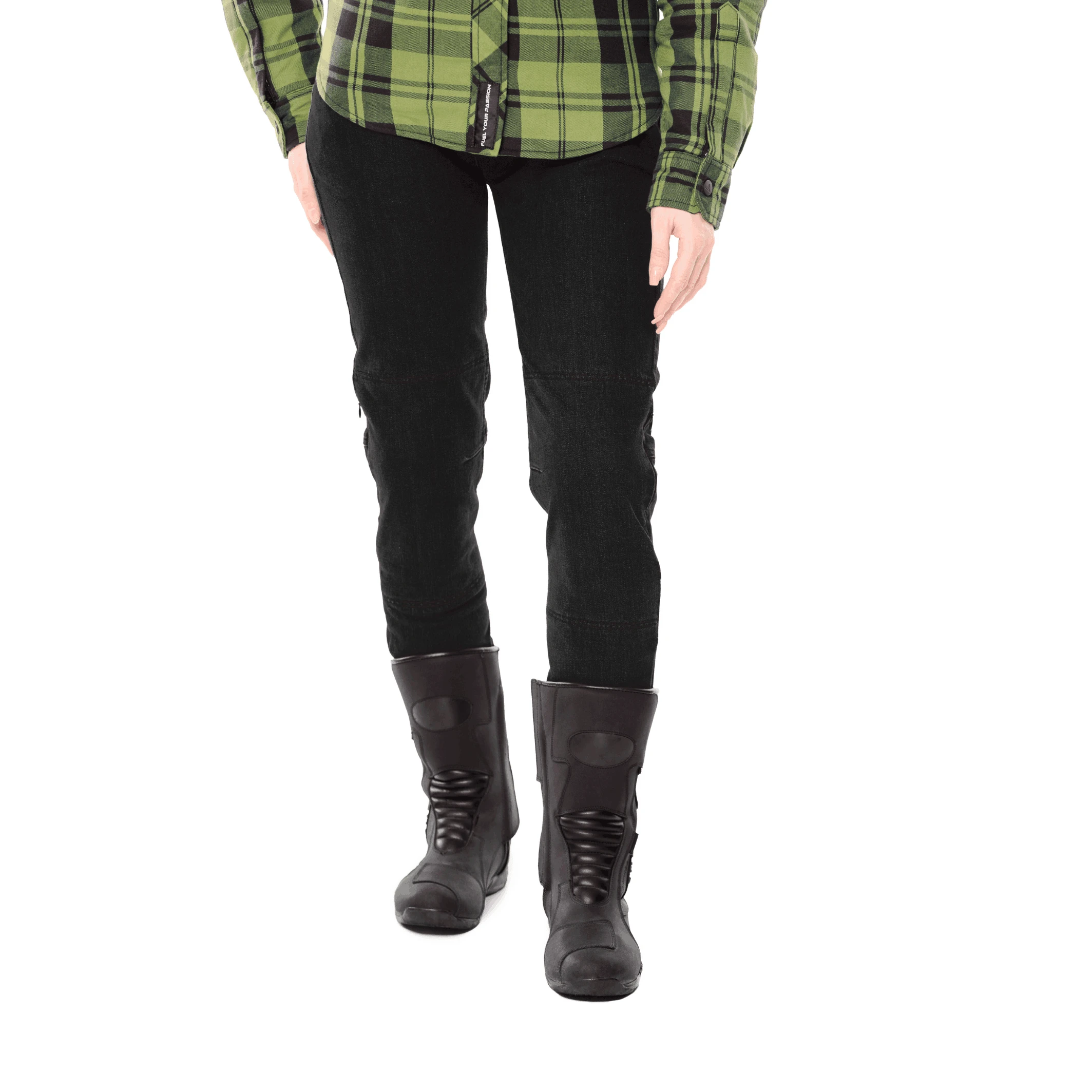 Ember Ace – spodnie motocyklowe damskie, czarne jeansy ochronne w zestawie z wysokimi butami i koszulą w kratę.