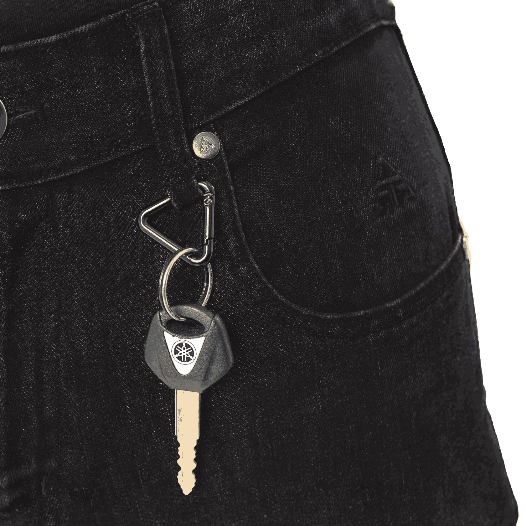 Ember Ace – spodnie motocyklowe, zbliżenie na czarny jeans i kluczyk przypięty do szlufki.