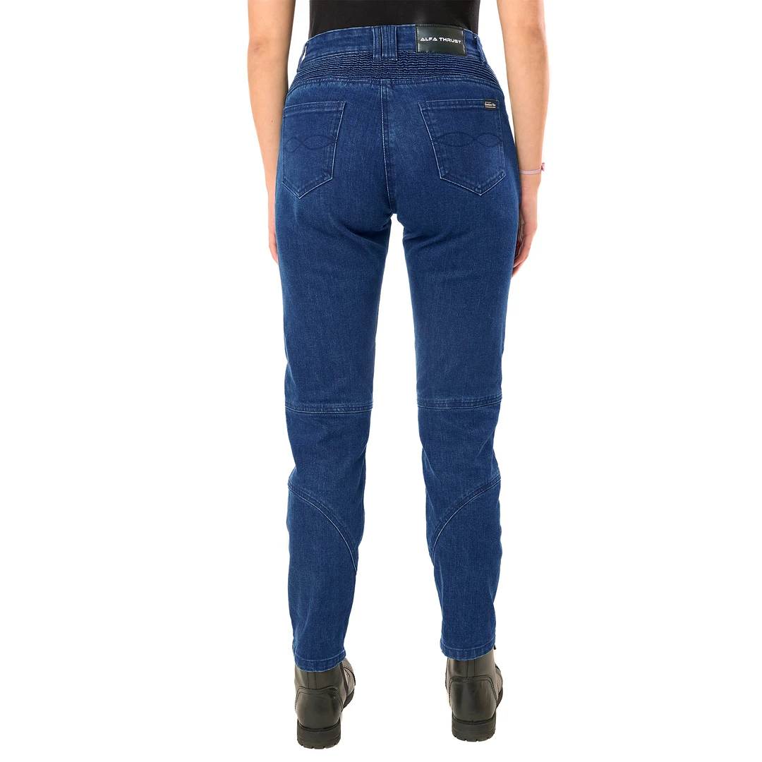 Alfa Thrust Ember Ace – spodnie motocyklowe damskie, widok z tyłu na dopasowane jeansy w kolorze ciemnoniebieskim.