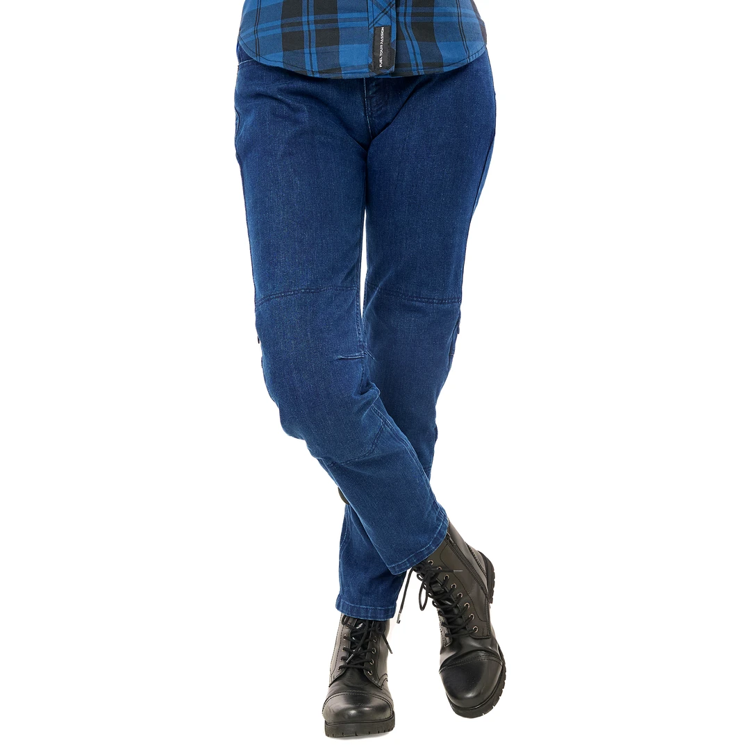 Alfa Thrust Amber Ace – spodnie motocyklowe damskie, niebieskie jeansy ochronne z wysokim stanem na modelce.