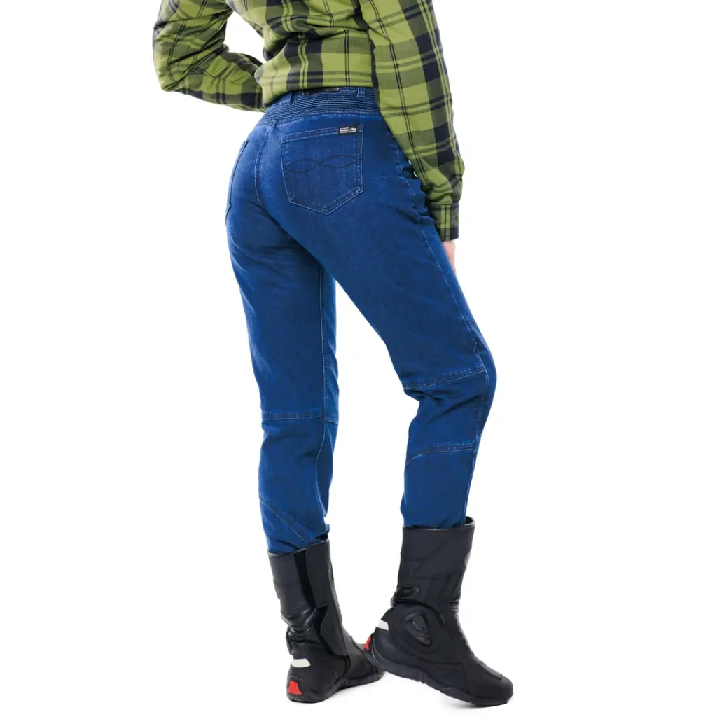 Alfa Thrust Ember Ace – jeansy motocyklowe damskie, niebieskie spodnie ochronne widziane z tyłu na sylwetce kobiety