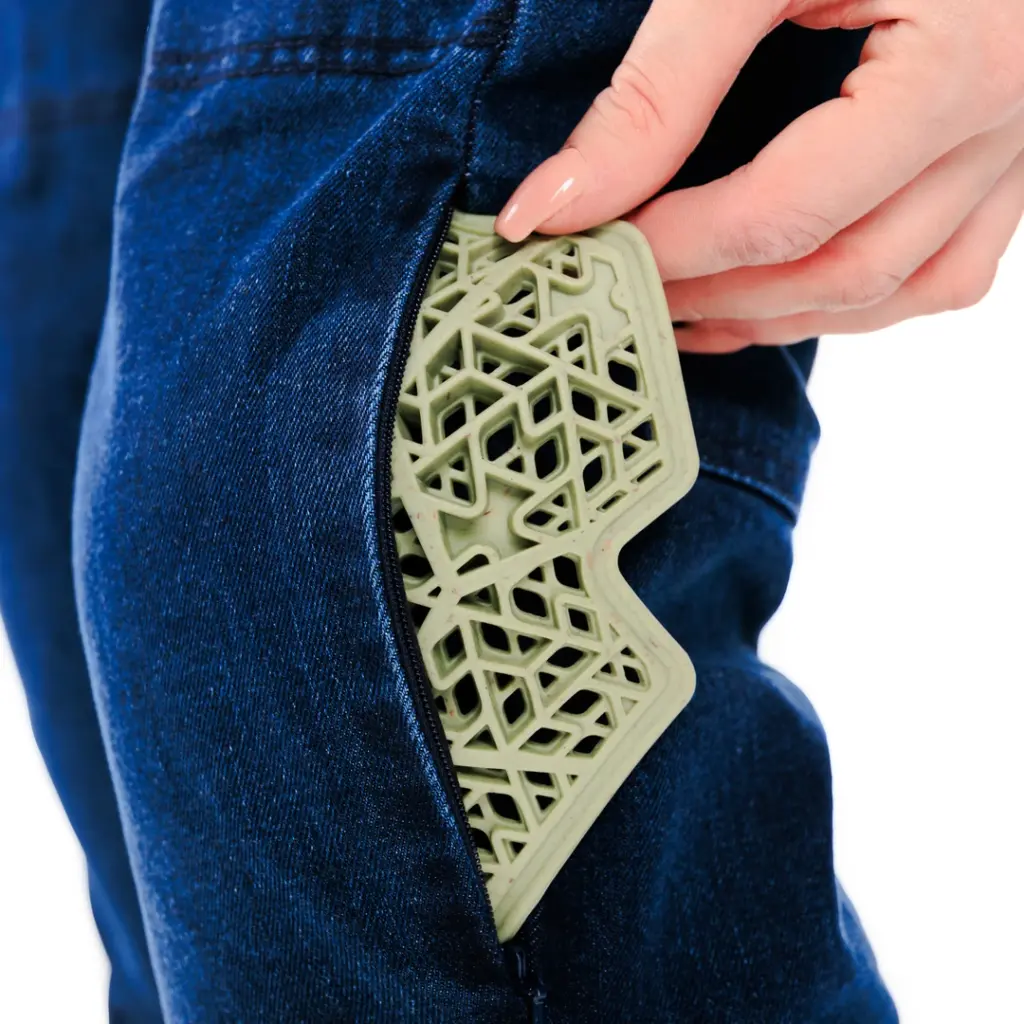 Alfa Thrust Ember Ace – spodnie motocyklowe, wyjmowanie elastycznego protektora kolana z kieszeni jeansów.