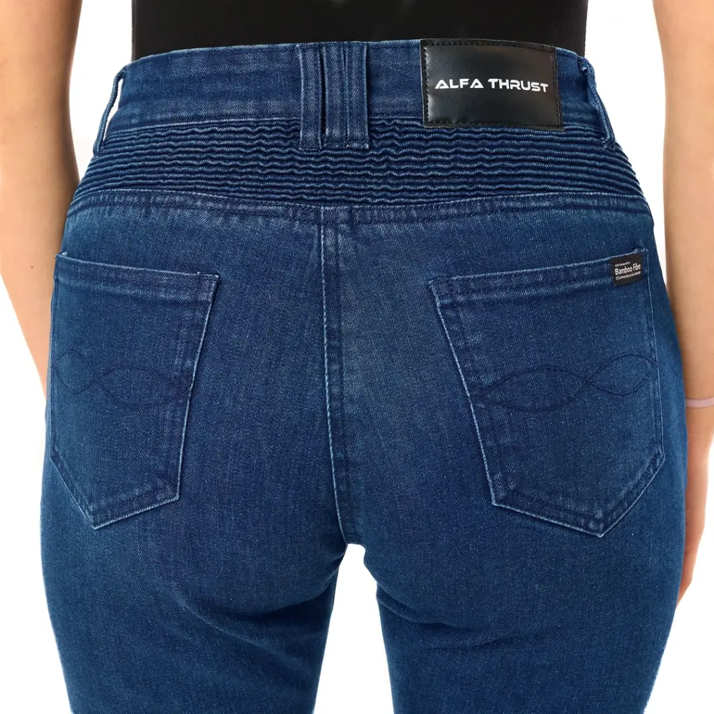 Alfa Thrust Ember Ace – spodnie motocyklowe damskie, zbliżenie na tył jeansów z wysokim stanem i szlufkami.