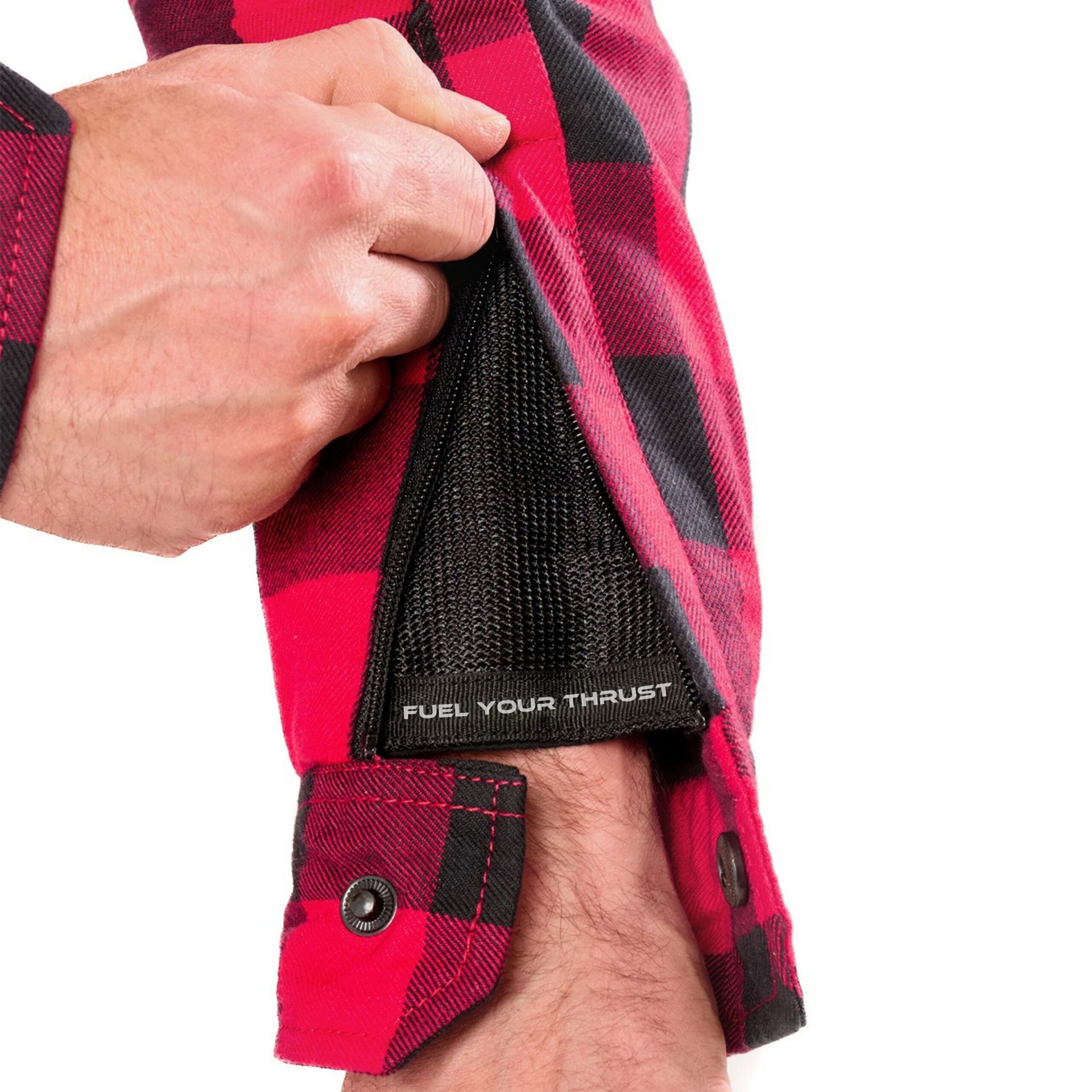 Alfa Thrust Casper Steel Red – koszula motocyklowa, zbliżenie na rozpięty mankiet z wentylacją i logo Fuel Your Thrust.