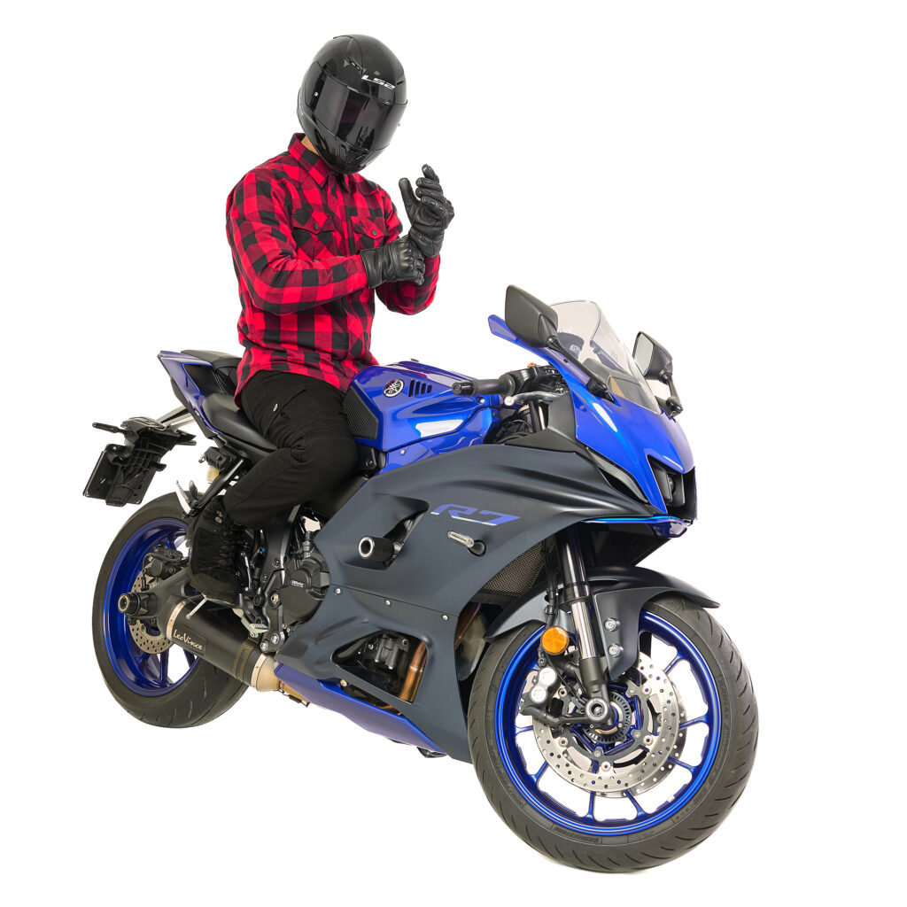 Alfa Thrust Casper Steel Red – koszula motocyklowa, motocyklista w czerwonej koszuli flanelowej siedzący na motocyklu.