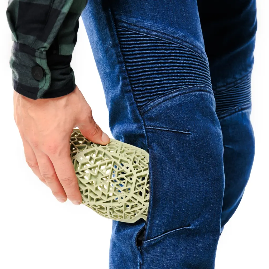 Alfa Thrust Erick Storm – jeansy motocyklowe, prezentacja wyjmowanego ochraniacza kolana z bocznej kieszeni spodni.