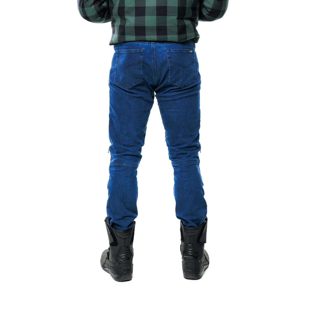 Alfa Thrust Erick Storm – spodnie motocyklowe, niebieskie jeansy ochronne, widok od tyłu na sylwetkę motocyklisty.