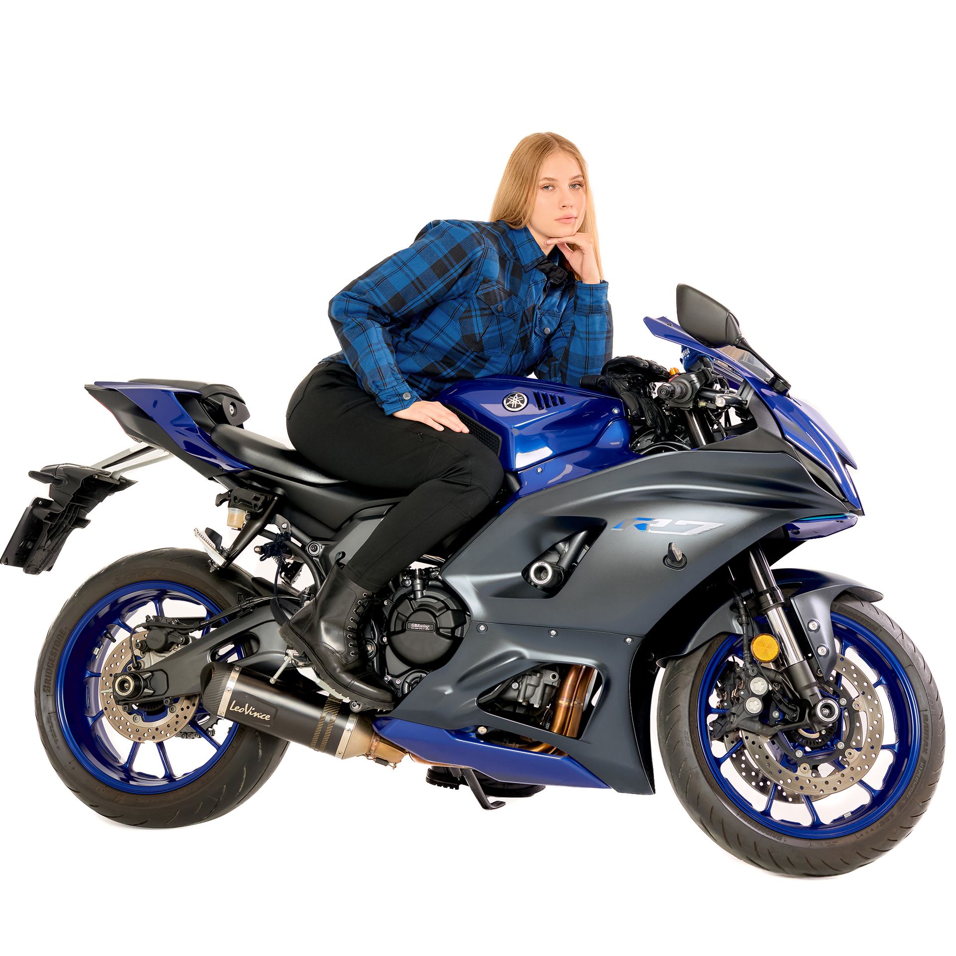 Alfa Thrust Ivy Burn – odzież motocyklowa damska, kobieta w niebieskiej bluzie i legginsach siedząca na motocyklu sportowym.