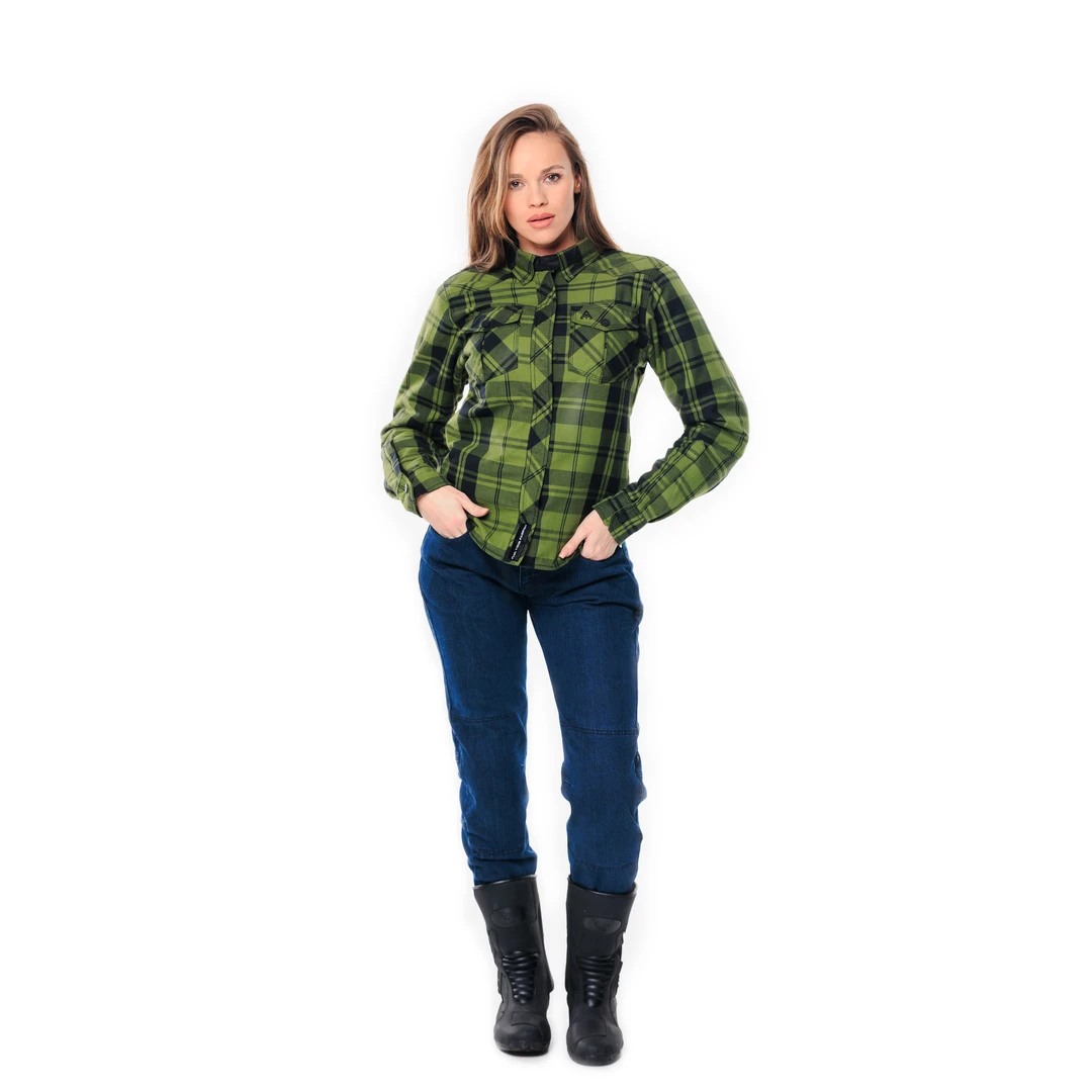 Alfa Thrust Laura Vixen – koszula motocyklowa damska, zielona flanela ochronna na modelce w ciemnych spodniach.