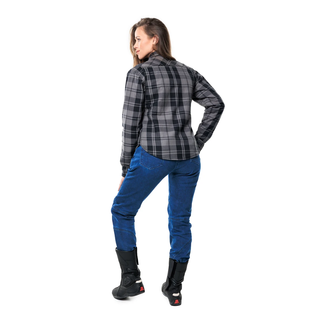 Alfa Thrust Laura Vixen – koszula motocyklowa, szara flanela ochronna, widok od tyłu na kobiecie w jeansach.