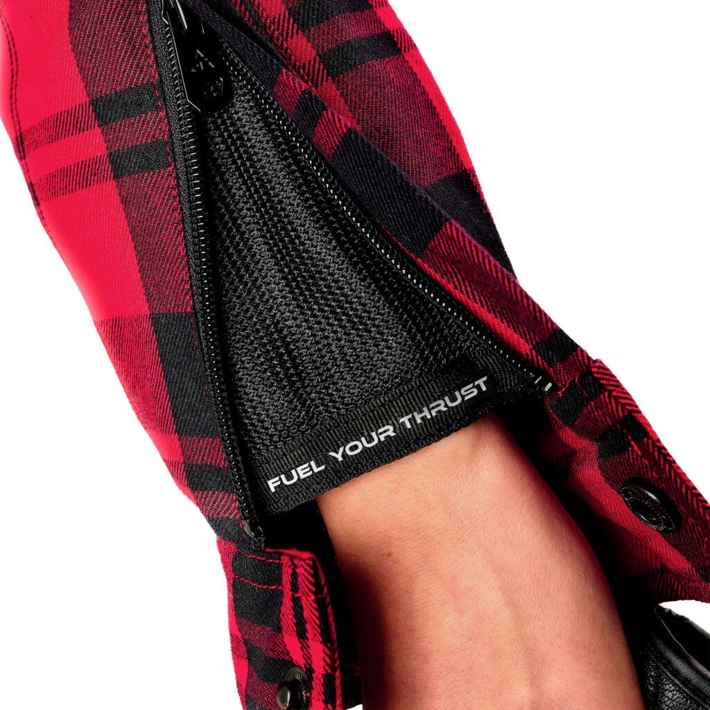 Alfa Thrust Laura Vixen – koszula motocyklowa, zbliżenie na rozpięty mankiet czerwonej koszuli w kratę z podszewką.