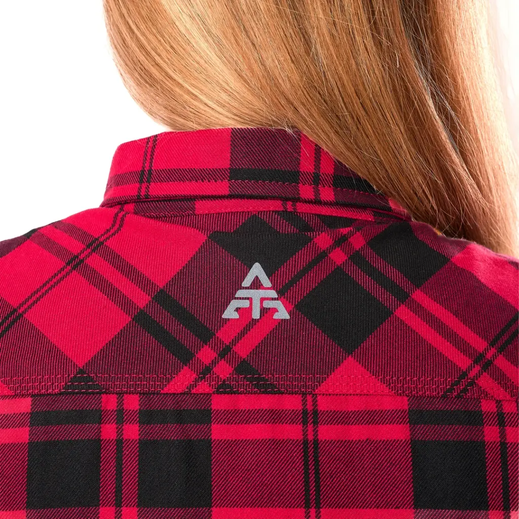 Alfa Thrust Laura Vixen – koszula motocyklowa, zbliżenie na haftowane logo na karku czerwonej koszuli w kratę.