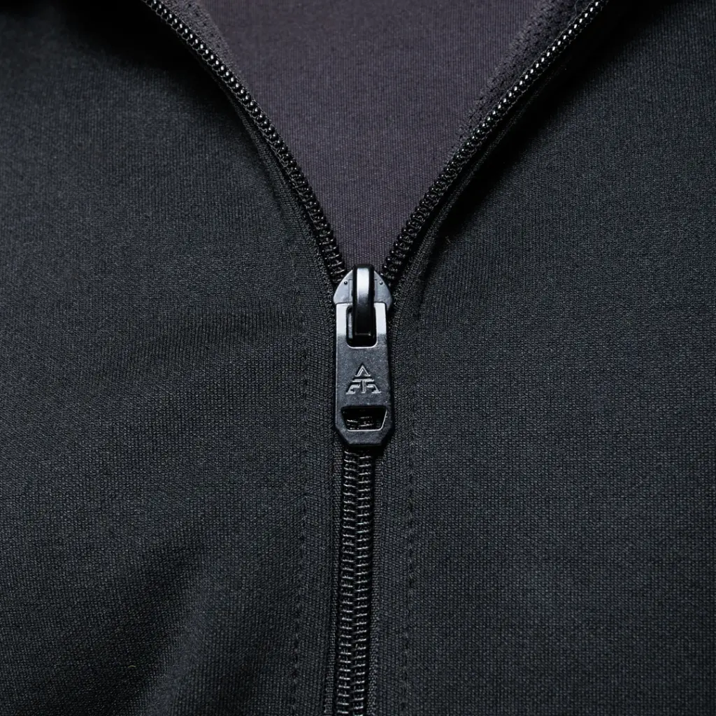 Victor Beast – bluza motocyklowa, zbliżenie na metalowy zamek błyskawiczny przy kołnierzu czarnej bluzy.