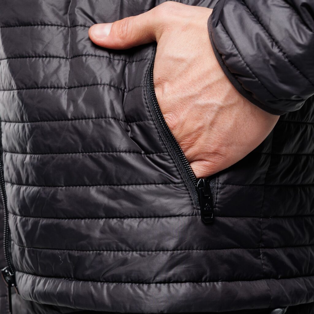 Alfa Thrust Patric Wolf – kurtka motocyklowa zimowa, zbliżenie na pikowany materiał i kieszeń boczną.