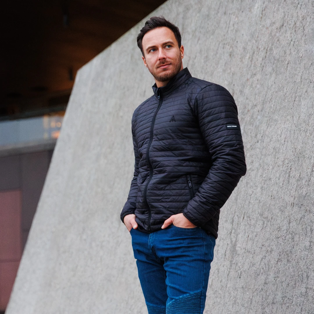 Alfa Thrust Patric Wolf – kurtka motocyklowa, mężczyzna w czarnej kurtce zimowej i jeansach motocyklowych.