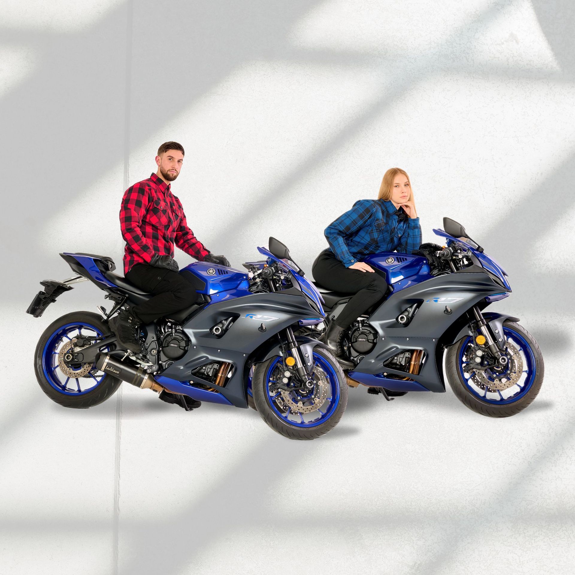 Odzież Alfa Thrust – odzież motocyklowa, dwaj motocykliści w kurtkach i spodniach ochronnych na motocyklach sportowych.