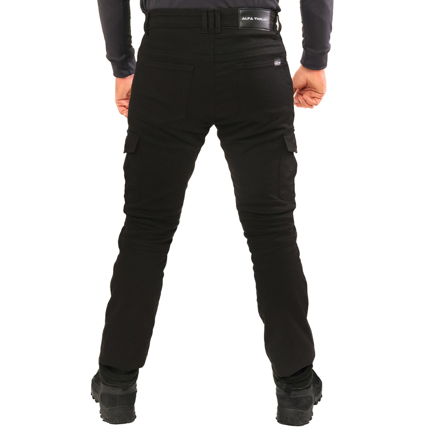 Onyx Phantom – spodnie motocyklowe, czarne jeansy typu cargo widok z tyłu na sylwetkę motocyklisty.