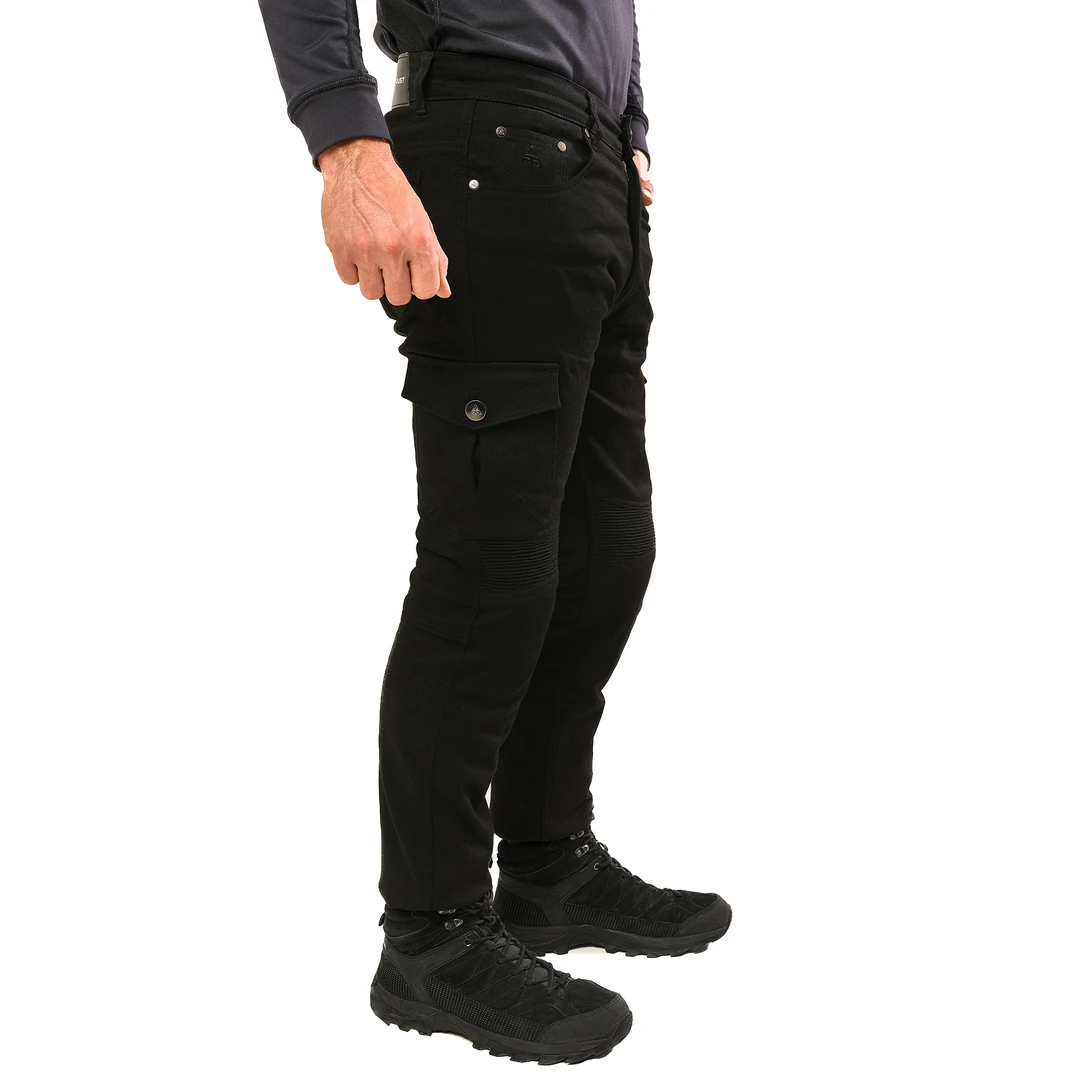 Onyx Phantom – spodnie motocyklowe, czarne jeansy męskie widziane z boku na modelu.