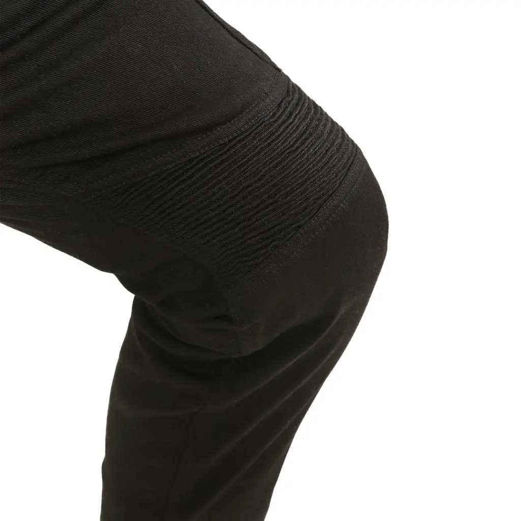 Onyx Phantom Men – spodnie motocyklowe, zbliżenie na profil kolana w czarnych jeansach.