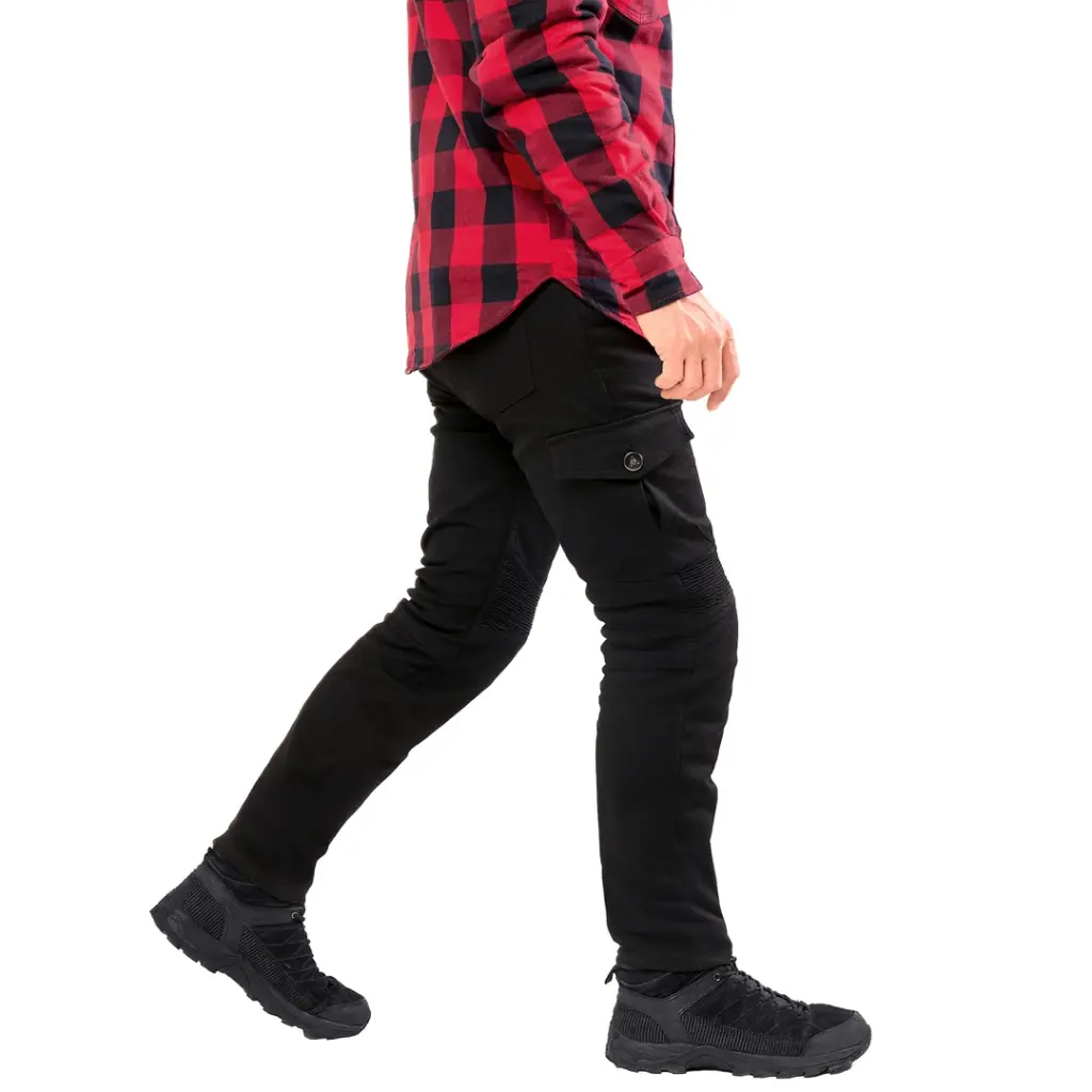 Onyx Phantom – spodnie motocyklowe, czarne jeansy męskie prezentowane z boku podczas chodzenia.